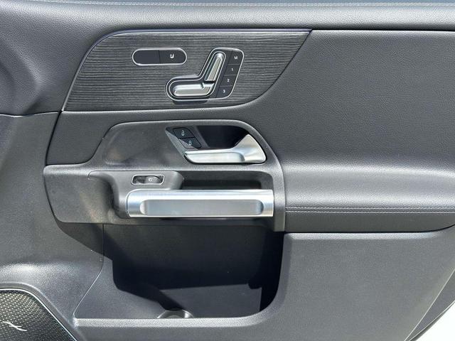 Photo of 2025 Polar White Mercedes-Benz GLB 250