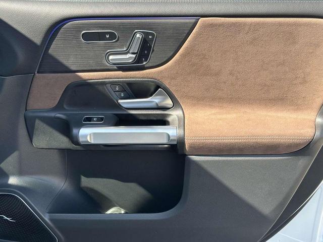 Photo of 2025 Polar White Mercedes-Benz GLB 250