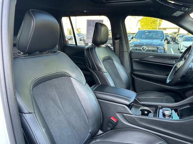 Photo of 2024 Bright White Clearcoat Jeep Grand Cherokee
