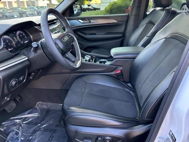 Photo of 2024 Bright White Clearcoat Jeep Grand Cherokee