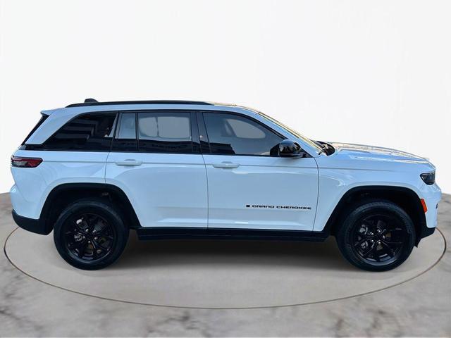 Photo of 2024 Bright White Clearcoat Jeep Grand Cherokee