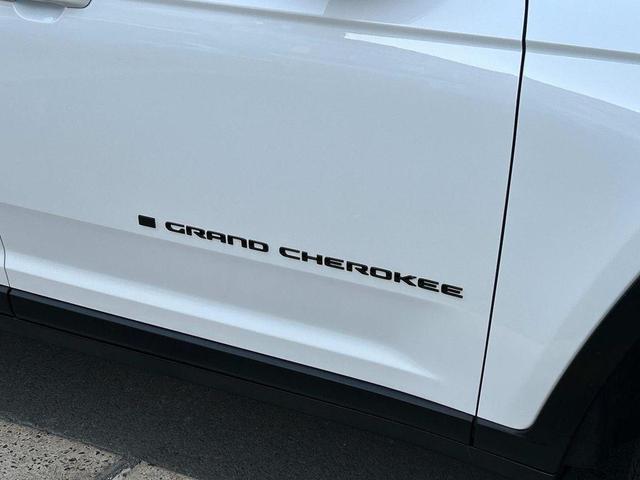 Photo of 2024 Bright White Clearcoat Jeep Grand Cherokee