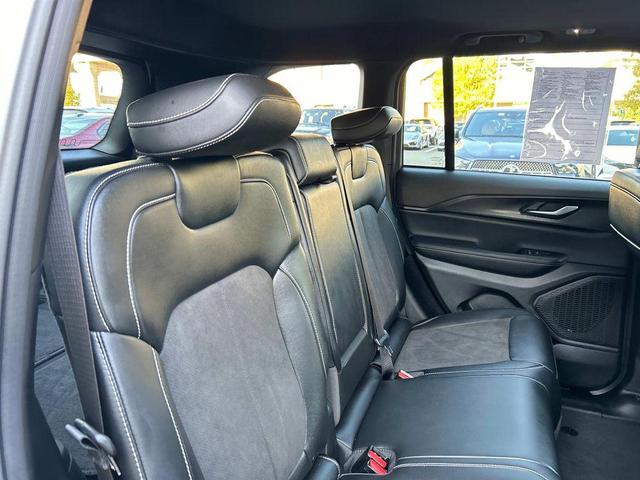 Photo of 2024 Bright White Clearcoat Jeep Grand Cherokee
