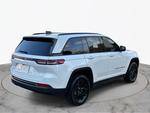 Photo of 2024 Bright White Clearcoat Jeep Grand Cherokee