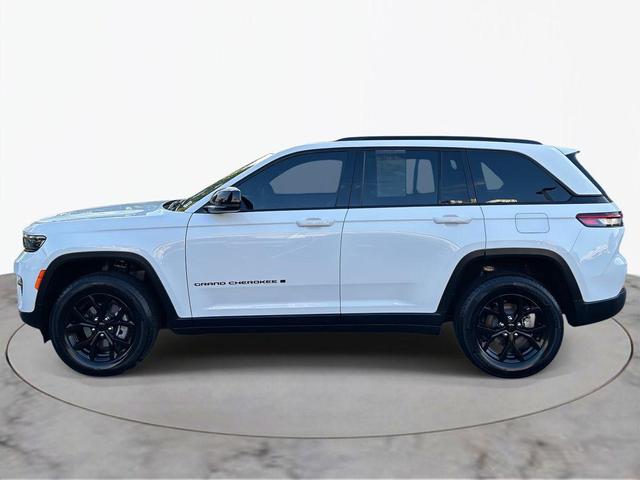 Photo of 2024 Bright White Clearcoat Jeep Grand Cherokee