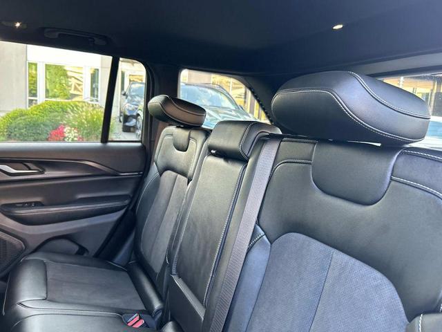 Photo of 2024 Bright White Clearcoat Jeep Grand Cherokee
