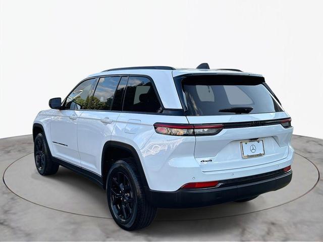 Photo of 2024 Bright White Clearcoat Jeep Grand Cherokee