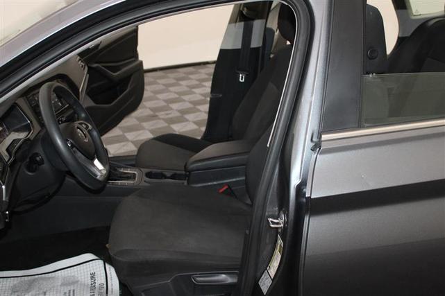 Photo of 2021 Platinum Gray Metallic Volkswagen Jetta