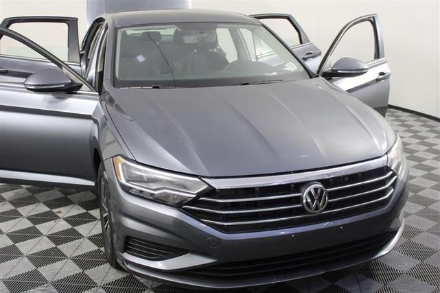 Photo of 2021 Platinum Gray Metallic Volkswagen Jetta