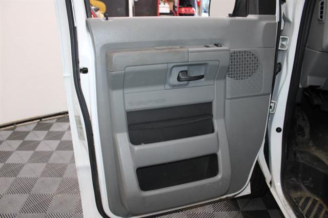 Photo of 2014 Oxford White Ford E250