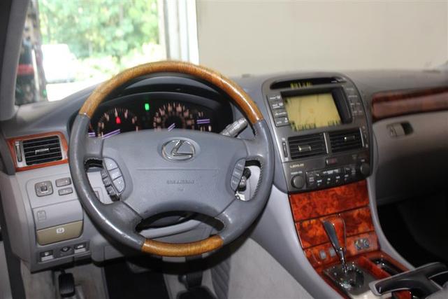Photo of 2005 Mercury Metallic Lexus LS 430