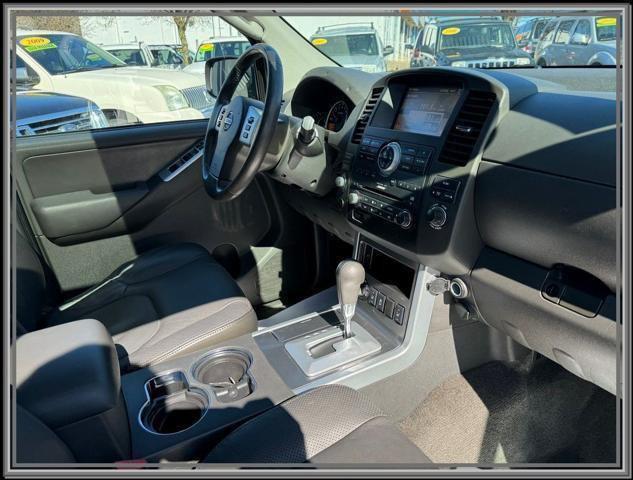 Photo of 2012 Dark Slate Metallic Nissan Pathfinder
