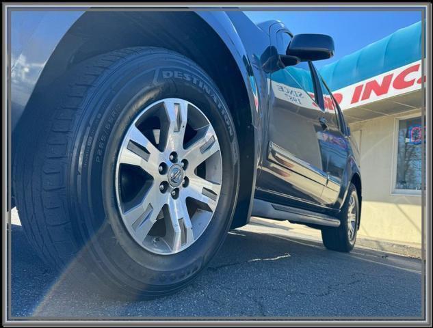 Photo of 2012 Dark Slate Metallic Nissan Pathfinder
