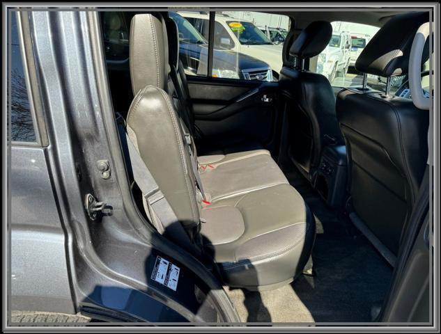 Photo of 2012 Dark Slate Metallic Nissan Pathfinder