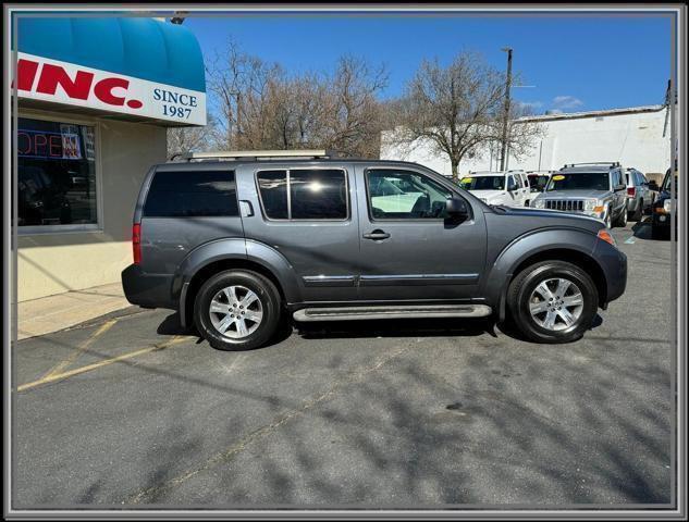 Photo of 2012 Dark Slate Metallic Nissan Pathfinder