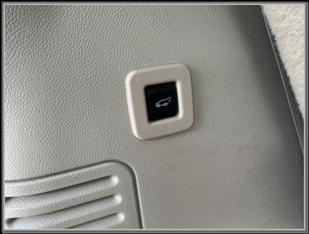 Photo of 2012 White Platinum Metallic Tri-Coat Ford Expedition