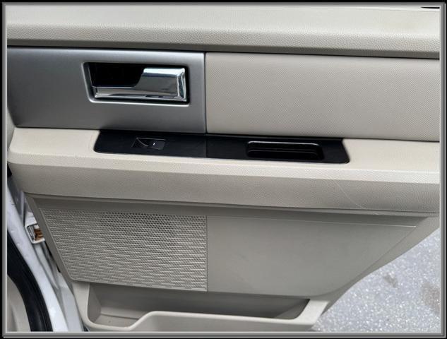 Photo of 2012 White Platinum Metallic Tri-Coat Ford Expedition