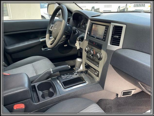 Photo of 2009 Brilliant Black Crystal Pearlcoat Jeep Grand Cherokee