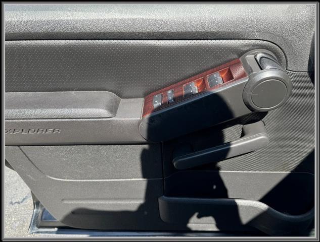 Photo of 2006 Black Clearcoat Ford Explorer