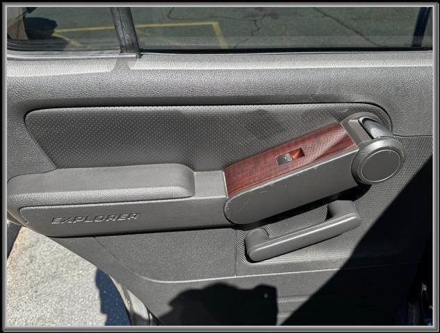 Photo of 2006 Black Clearcoat Ford Explorer