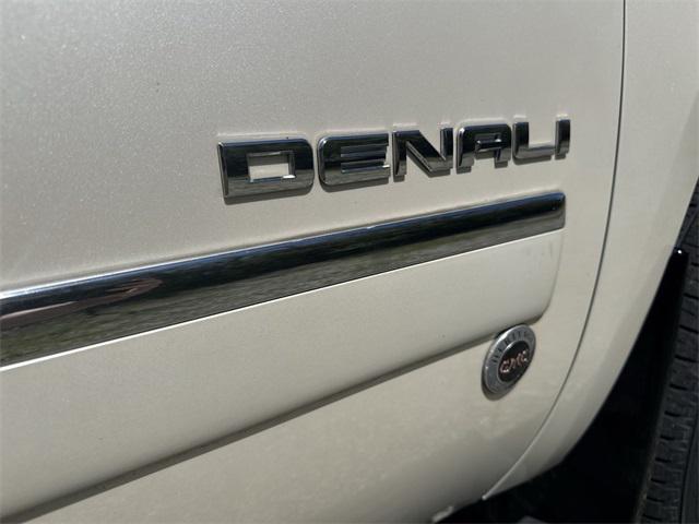 Photo of 2013 White Diamond Tricoat GMC Yukon