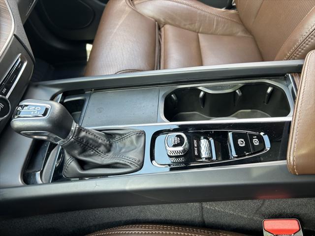 Photo of 2021 Onyx Black Metallic Volvo XC60