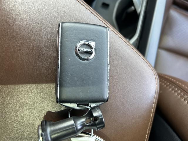Photo of 2021 Onyx Black Metallic Volvo XC60