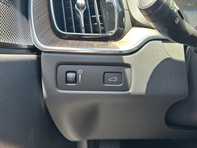 Photo of 2021 Onyx Black Metallic Volvo XC60