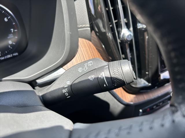 Photo of 2021 Onyx Black Metallic Volvo XC60