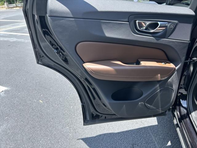 Photo of 2021 Onyx Black Metallic Volvo XC60