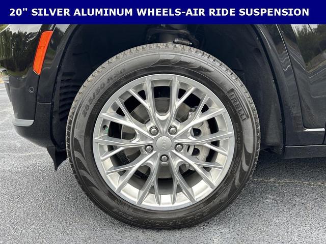 Photo of 2021 Diamond Black Crystal Pearlcoat Jeep Grand Cherokee L
