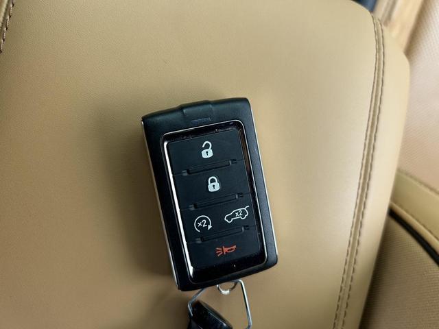 Photo of 2021 Diamond Black Crystal Pearlcoat Jeep Grand Cherokee L