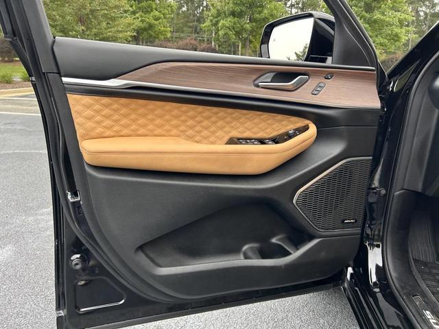 Photo of 2021 Diamond Black Crystal Pearlcoat Jeep Grand Cherokee L