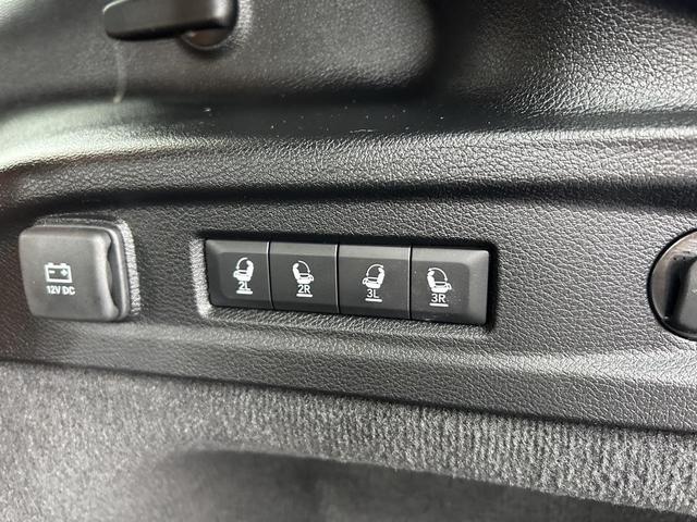 Photo of 2021 Diamond Black Crystal Pearlcoat Jeep Grand Cherokee L
