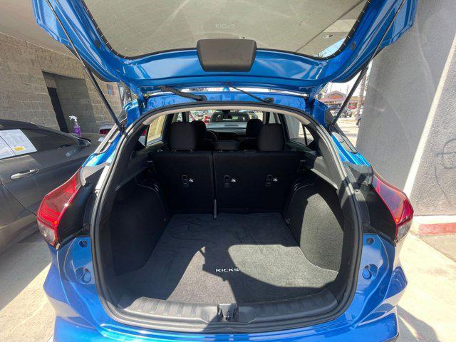 Photo of 2024 Electric Blue Metallic Nissan Kicks