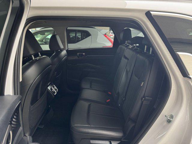 Photo of 2024 Glacial White Pearl Kia Sorento
