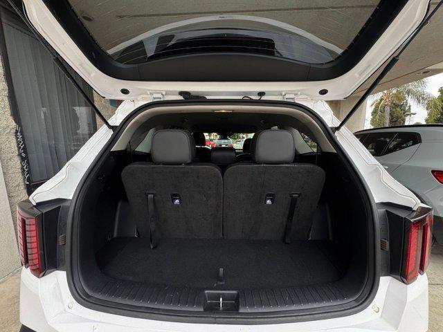 Photo of 2024 Glacial White Pearl Kia Sorento