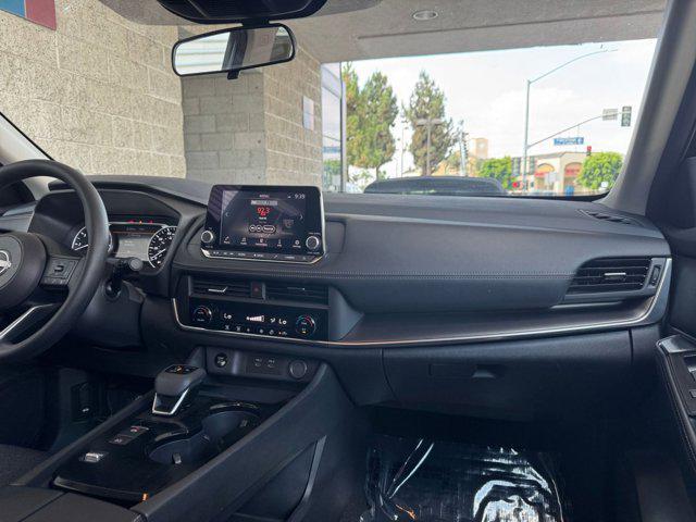 Photo of 2024 Super Black Nissan Rogue