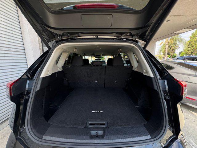 Photo of 2024 Super Black Nissan Rogue