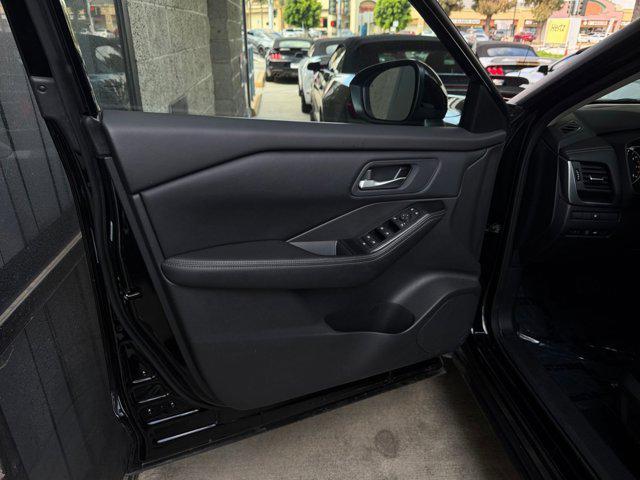 Photo of 2024 Super Black Nissan Rogue