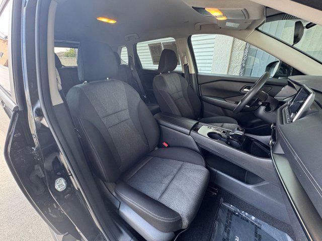 Photo of 2024 Super Black Nissan Rogue