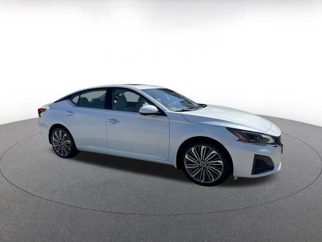 Photo of 2024 Pearl White Tricoat Nissan Altima