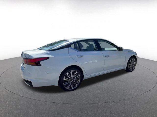 Photo of 2024 Pearl White Tricoat Nissan Altima