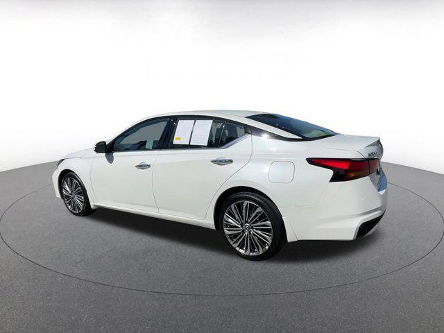 Photo of 2024 Pearl White Tricoat Nissan Altima