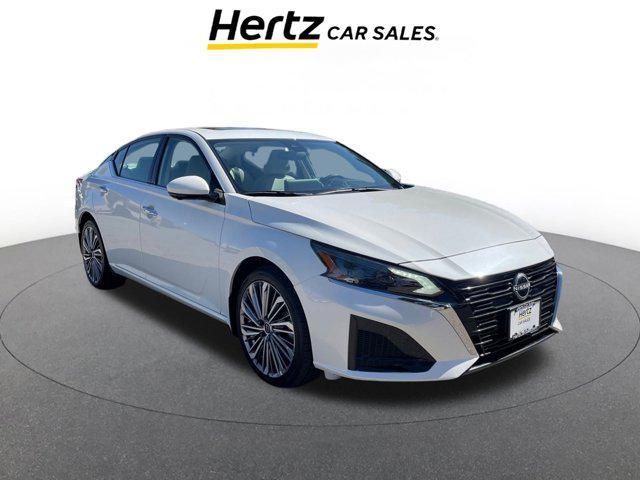 Photo of 2024 Pearl White Tricoat Nissan Altima
