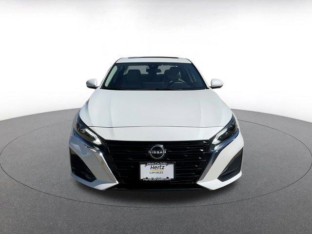 Photo of 2024 Pearl White Tricoat Nissan Altima