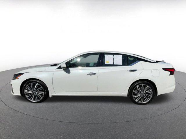 Photo of 2024 Pearl White Tricoat Nissan Altima