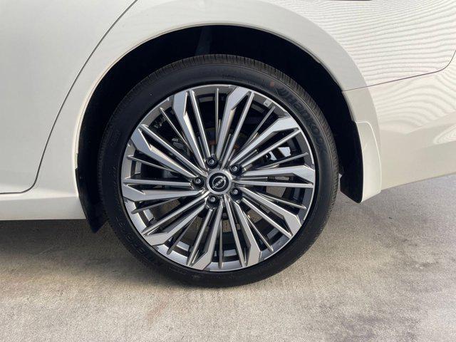 Photo of 2024 Pearl White Tricoat Nissan Altima