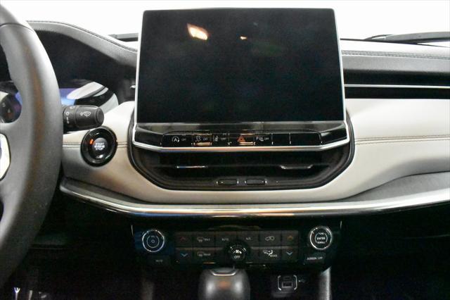 Photo of 2023 Bright White Clearcoat Jeep Compass