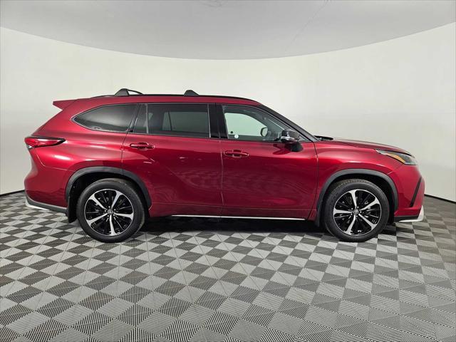 Photo of 2022 Ruby Flare Pearl Toyota Highlander